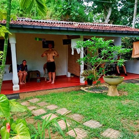 Arachchi Guest House Mirissa Buitenkant foto