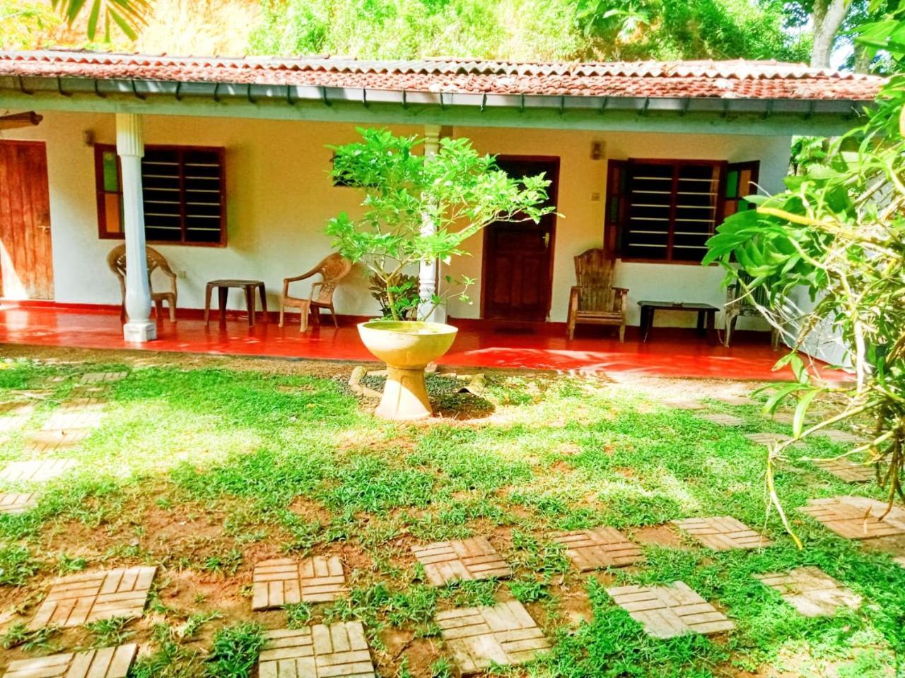 Arachchi Guest House Mirissa Buitenkant foto
